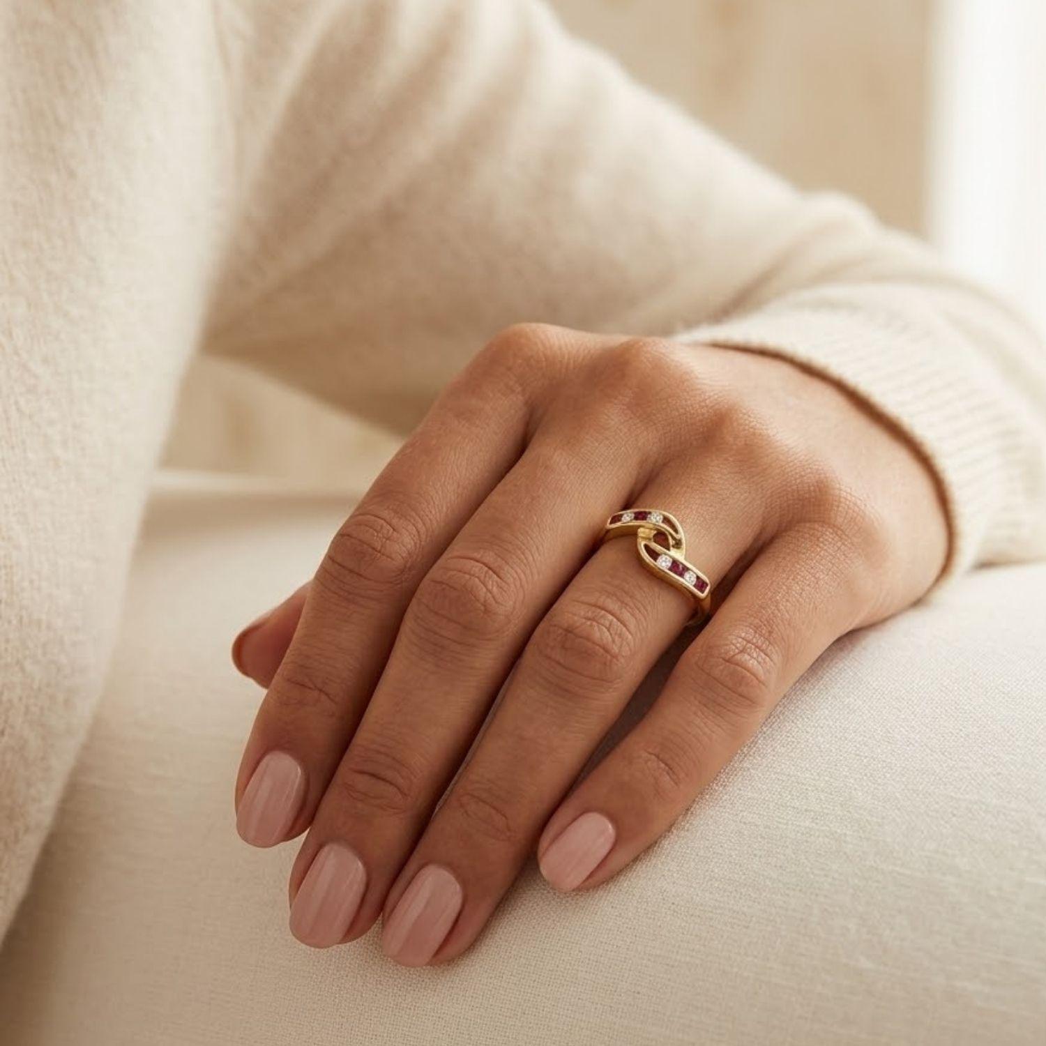 Anillo Oro Miel 18kt Vínculo con Rubí y Circonitas-3