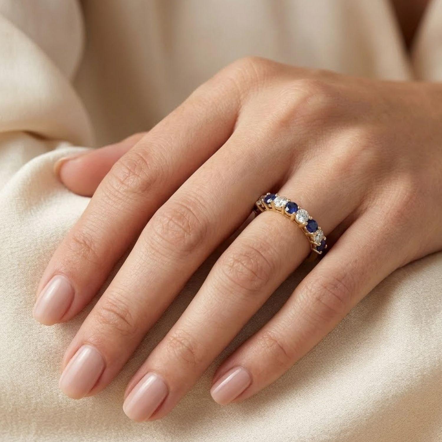 Anillo Oro Miel 18kt Media Alianza con Circonitas Zafiro-3
