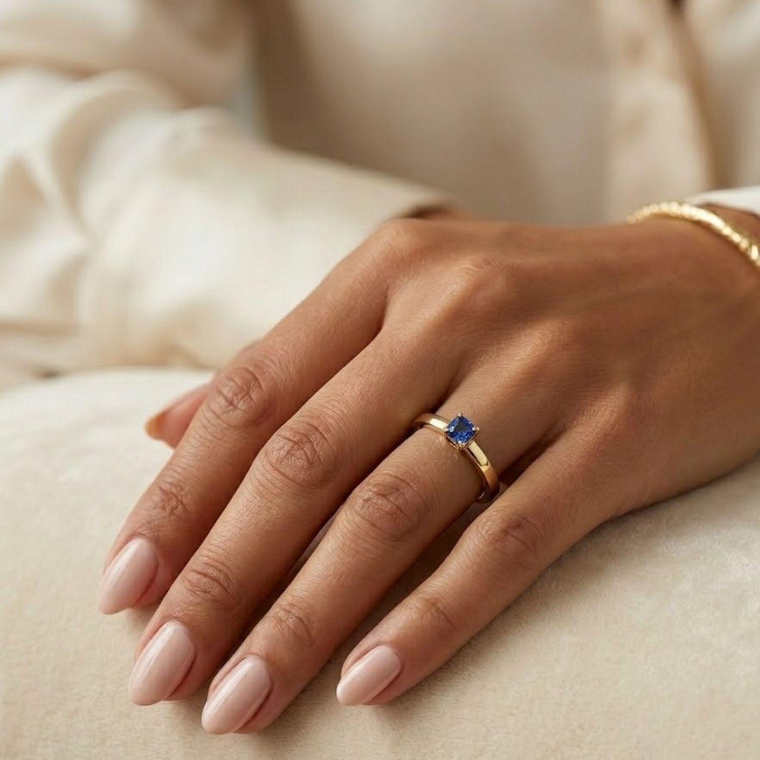 Anillo Oro Miel 18kt Solitario Cuadrado con Zafiro-3
