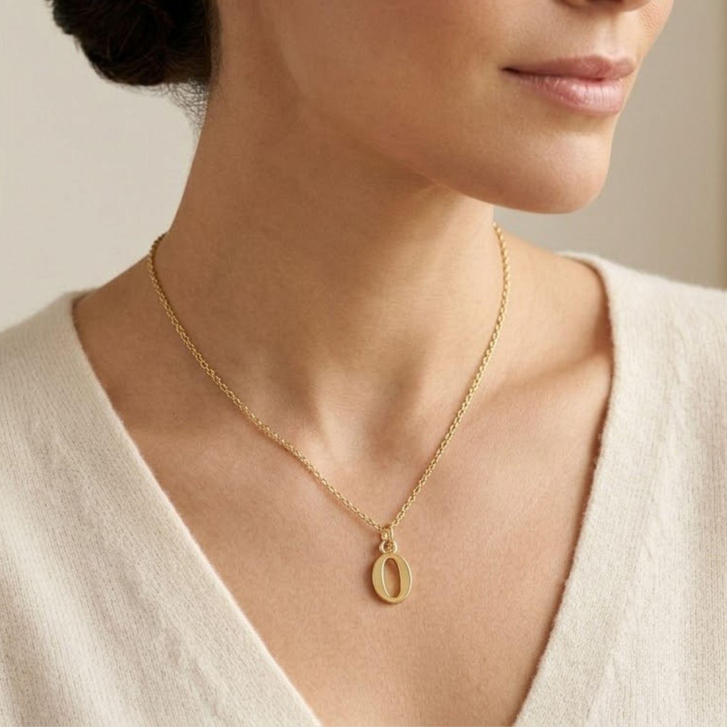 Colgante de Oro Miel 18kt Letra Gótica O-3