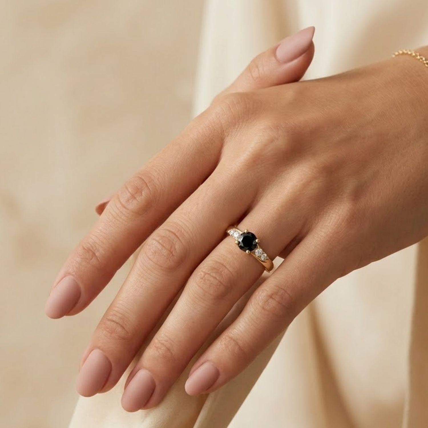 Anillo Oro Miel 18kt Eclipse con Ónix y Circonitas-3