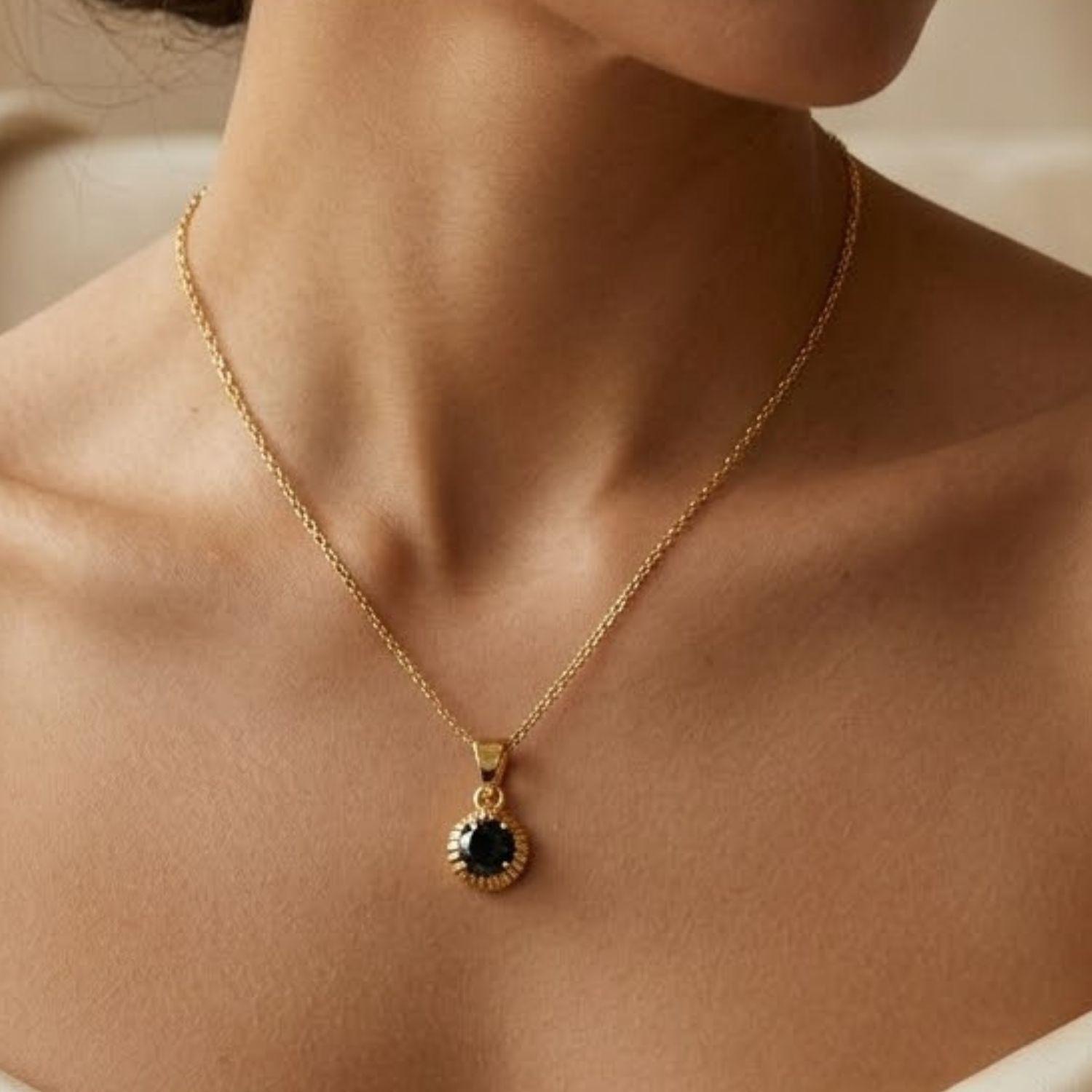 Colgante Oro Miel 18kt Sol con Garras de Onix 4mm-3
