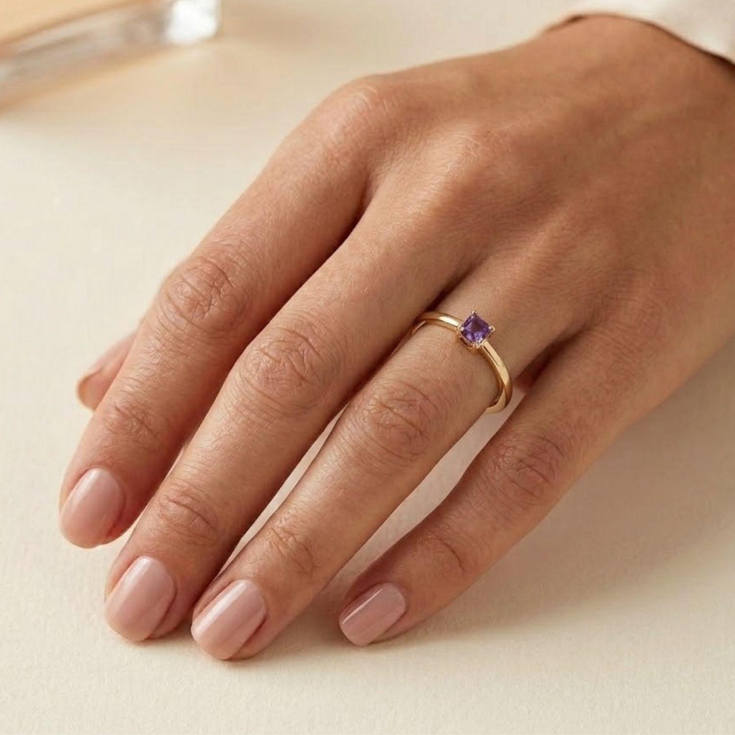 Anillo Oro Miel 18kt Solitario Cuadrado con Amatista-3