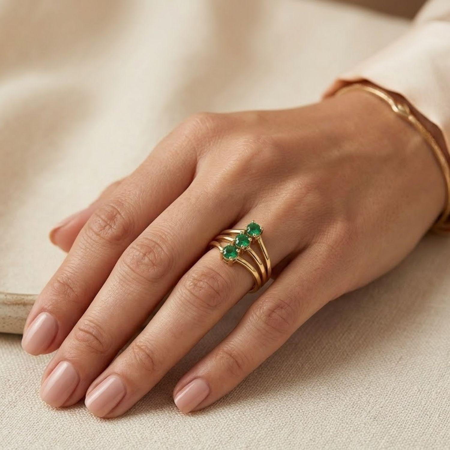 Anillo Oro Miel 18kt Trilogía con Esmeraldina-3