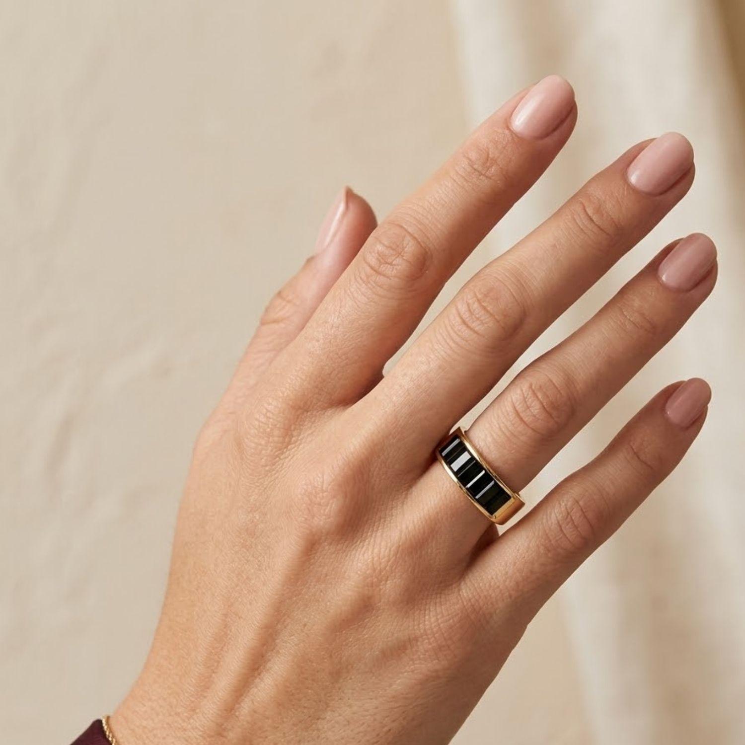 Anillo Oro Miel 18kt Esencia Ónix-3