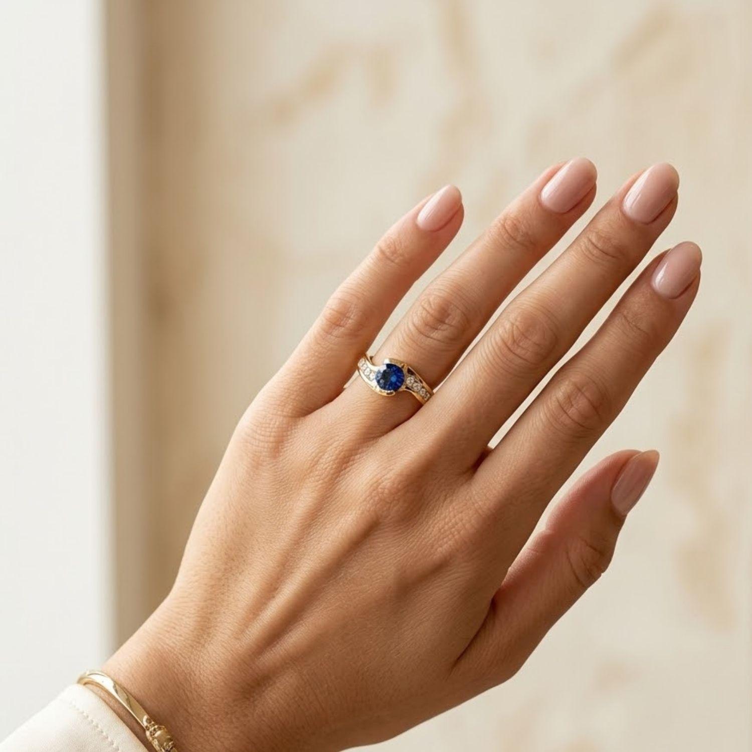 Anillo Oro Miel 18kt Solitario con Circonita Zafiro y Circonitas Blancas-3
