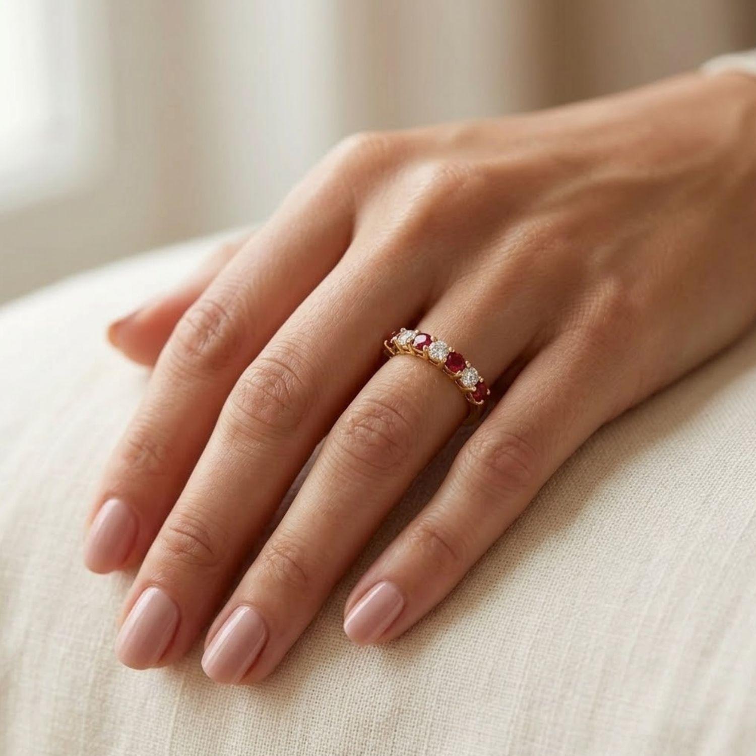 Anillo Oro Miel 18kt Media Alianza con Circonitas Rubí-3