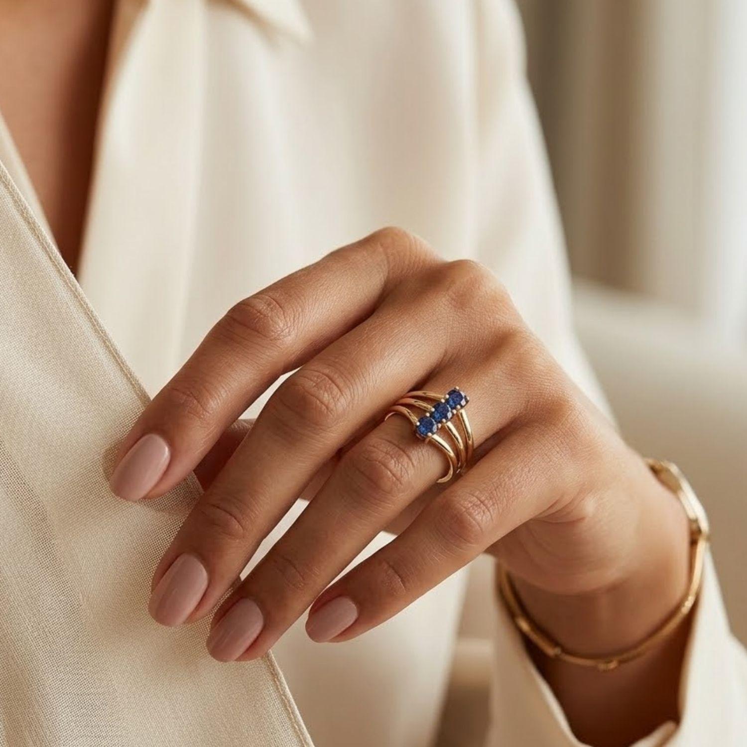 Anillo Oro Miel 18kt Trilogía con Zafiro-3