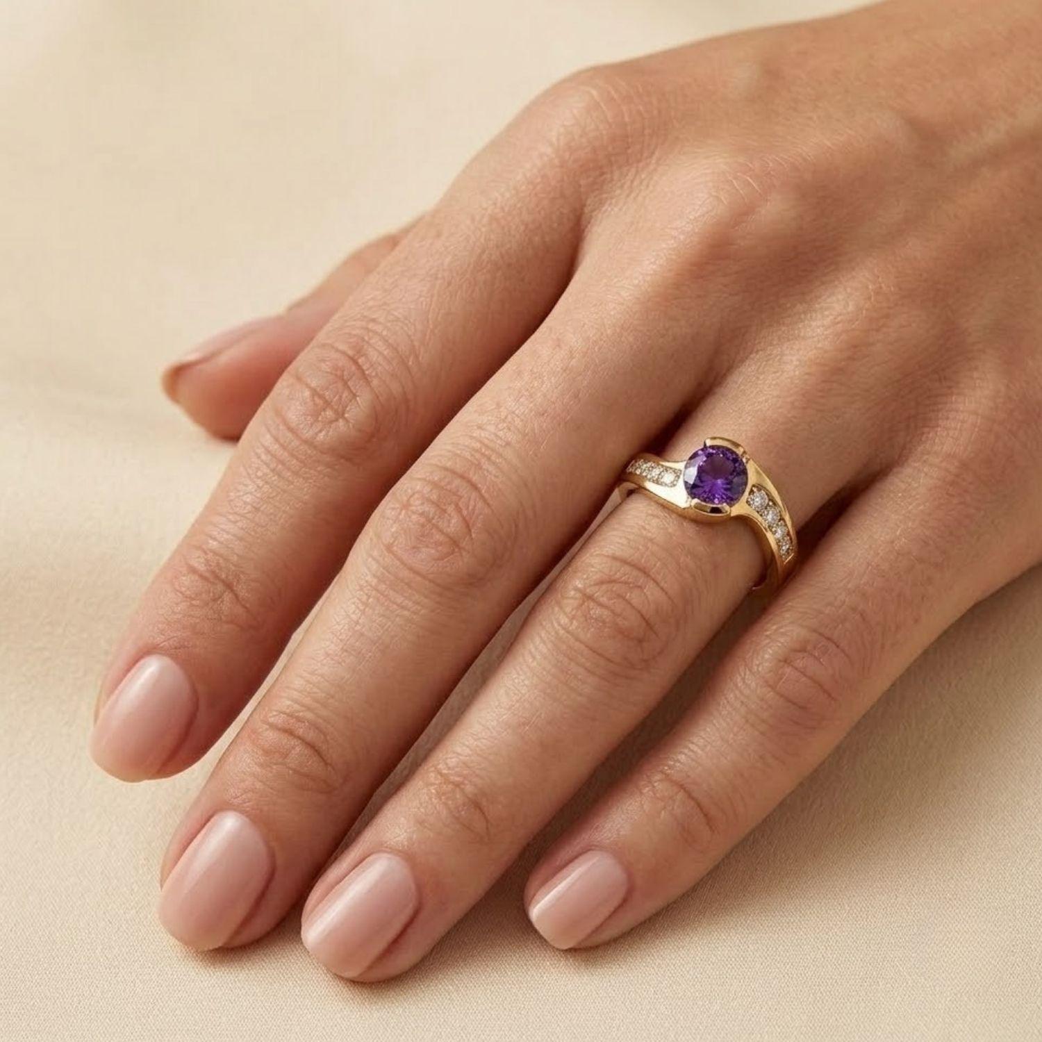 Anillo Oro Miel 18kt Solitario con Circonita Amatista y Circonitas Blancas-3
