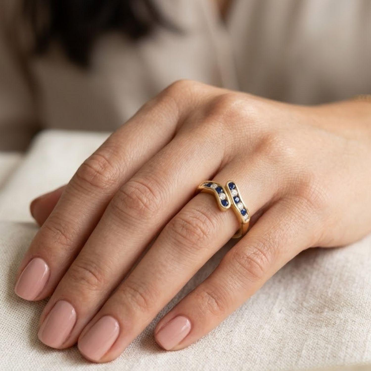 Anillo Oro Miel 18kt Ondas con Circonitas Zafiro-3