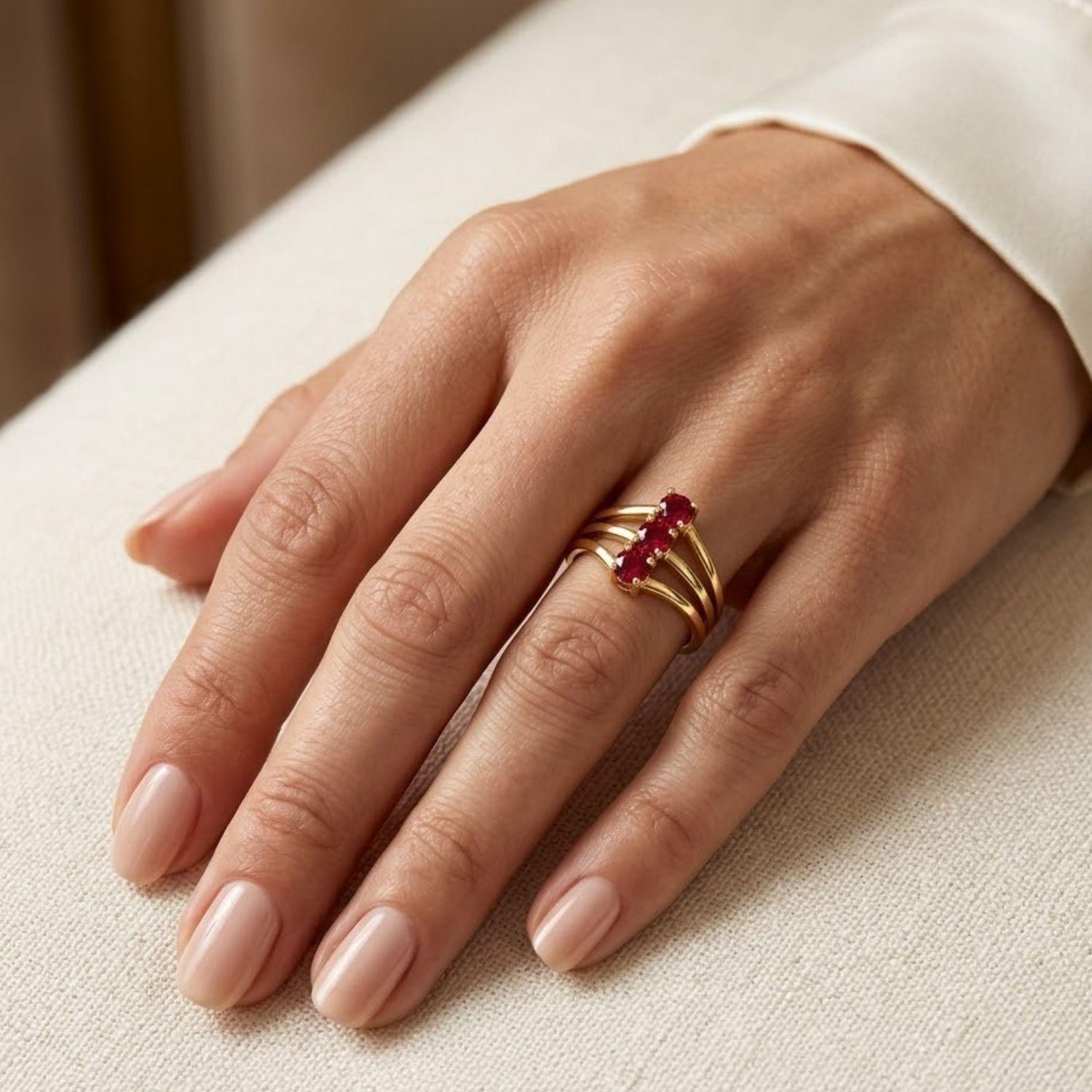 Anillo Oro Miel 18kt Trilogía con Rubí-3