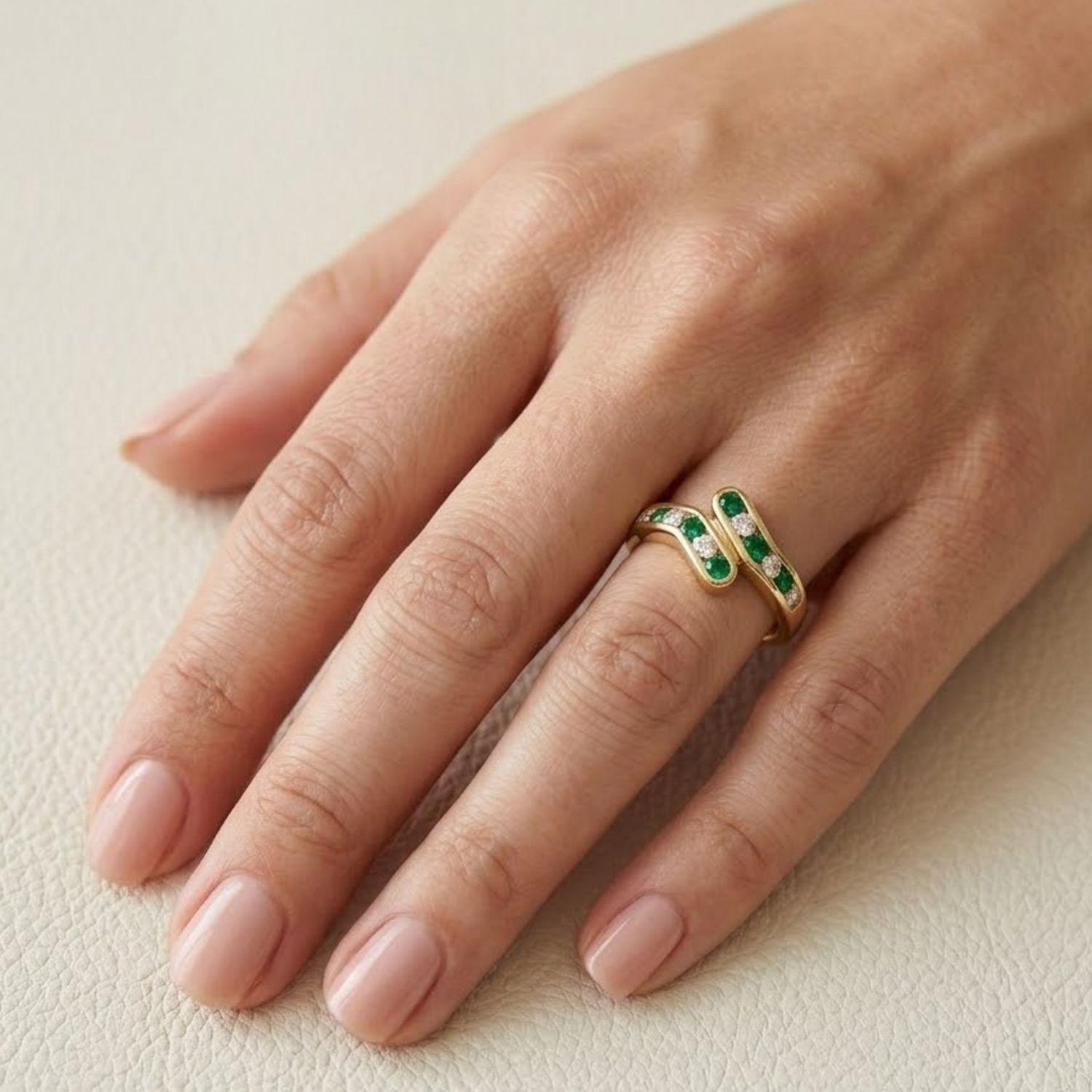 Anillo Oro Miel 18kt Ondas con Circonitas Esmeraldina-3