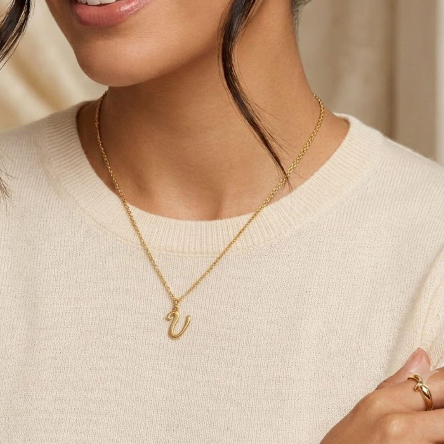 Colgante de Oro Miel 18kt Letra Gótica V-3