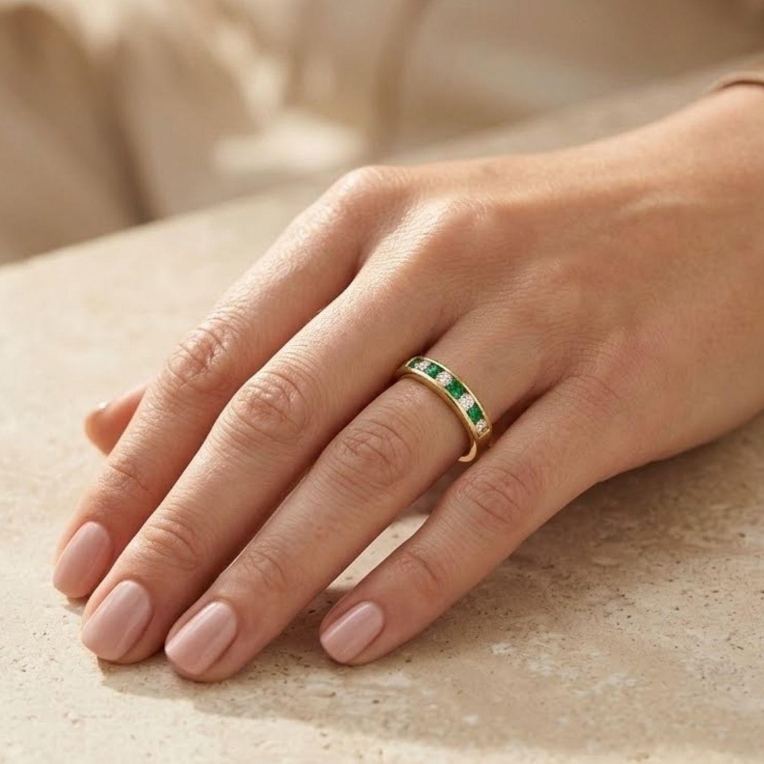 Anillo Oro Miel 18kt Armonía con Esmeraldinas y Circonitas-3