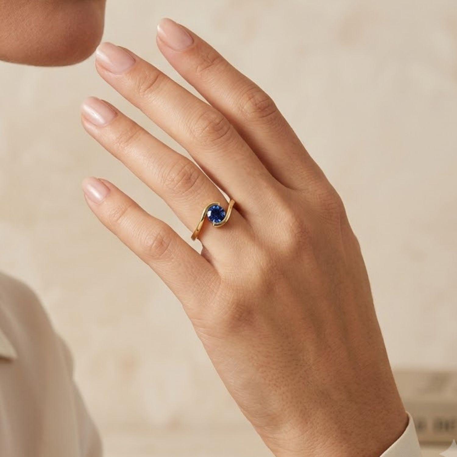 Anillo Oro Miel 18kt Ondas con Onix-3