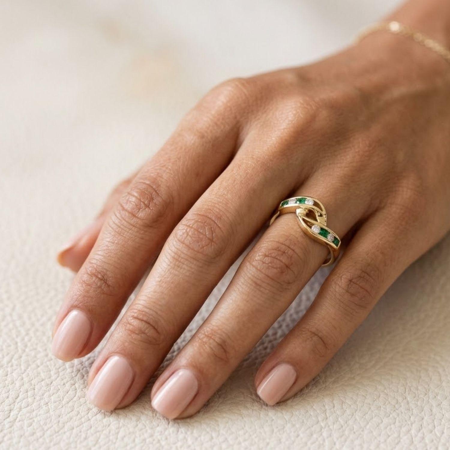Anillo Oro Miel 18kt Vínculo con Esmeraldinas y Circonitas-3