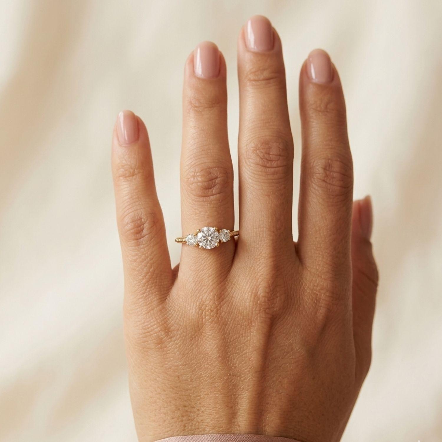 Anillo Oro Miel 18kt Trilogía Radiante-3