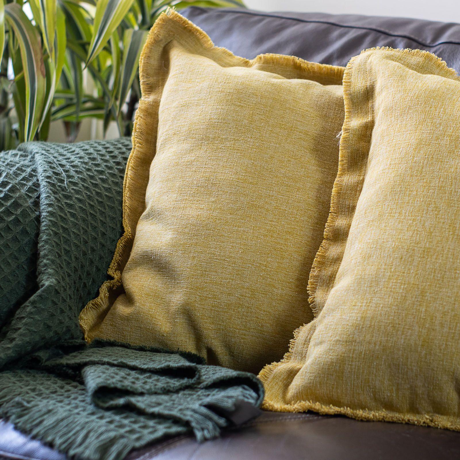 Cojín Mostaza Desflecado 50x50cm-1