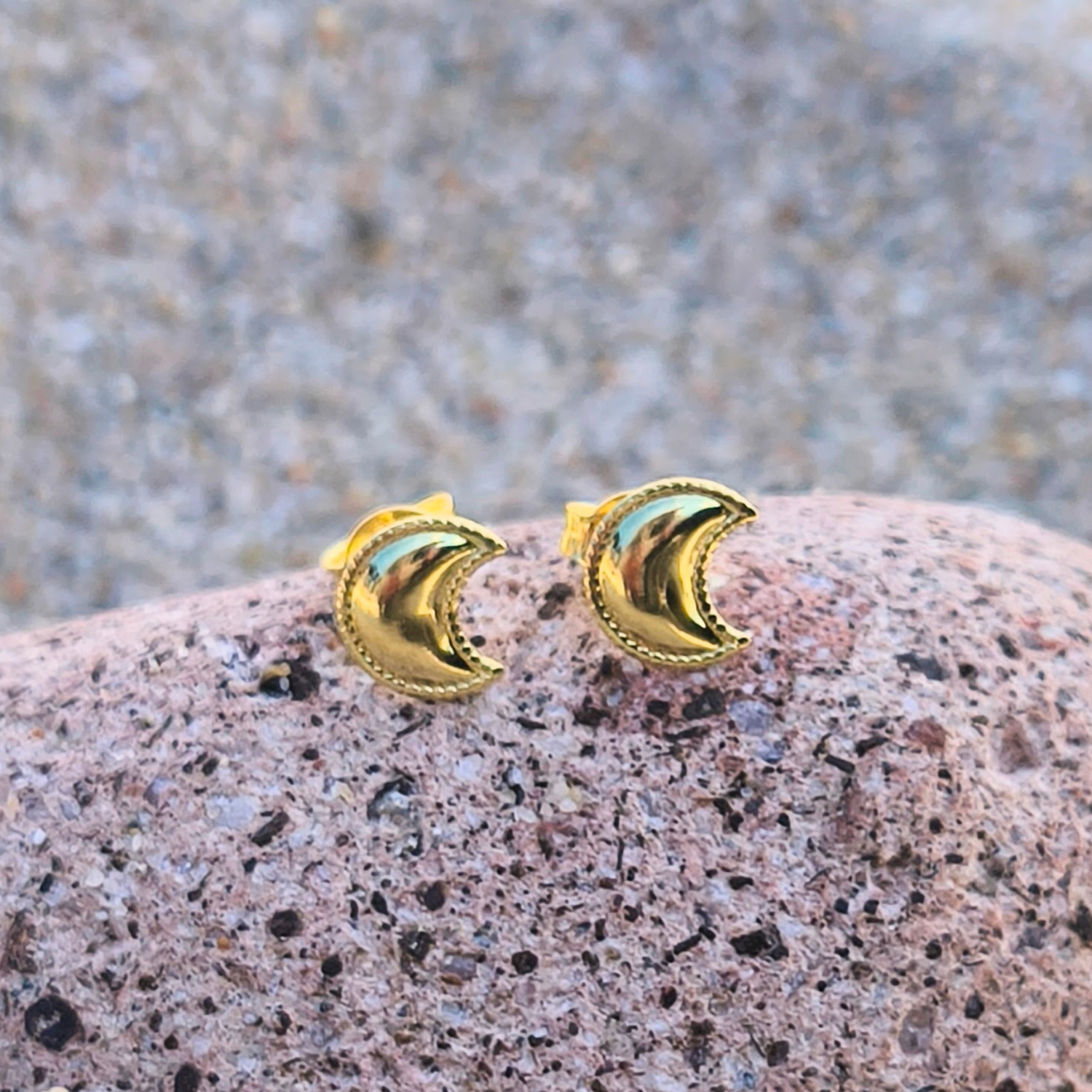 Aros de luna menguante bañados en oro 24k – Magia y renovación en tu estilo-2