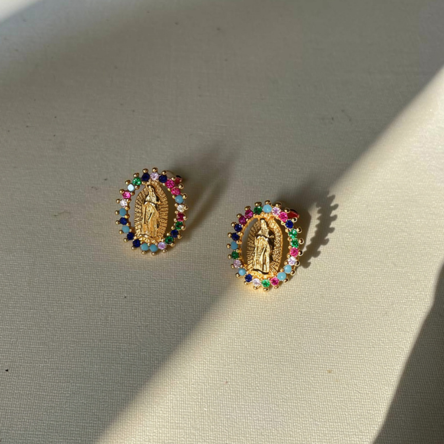 Aros Virgen María Bañados en Oro con Circones de Colores 9 mm-0