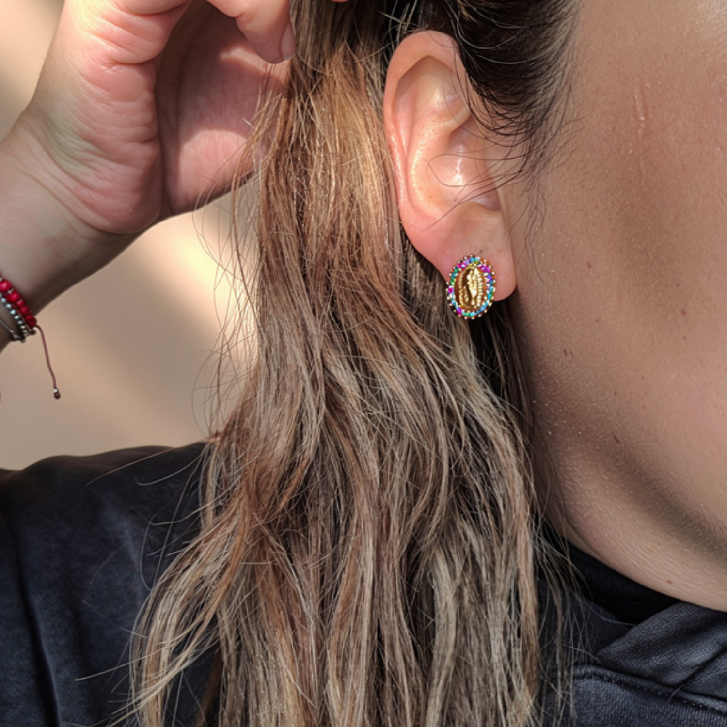 Aros Virgen María Bañados en Oro con Circones de Colores 9 mm-1
