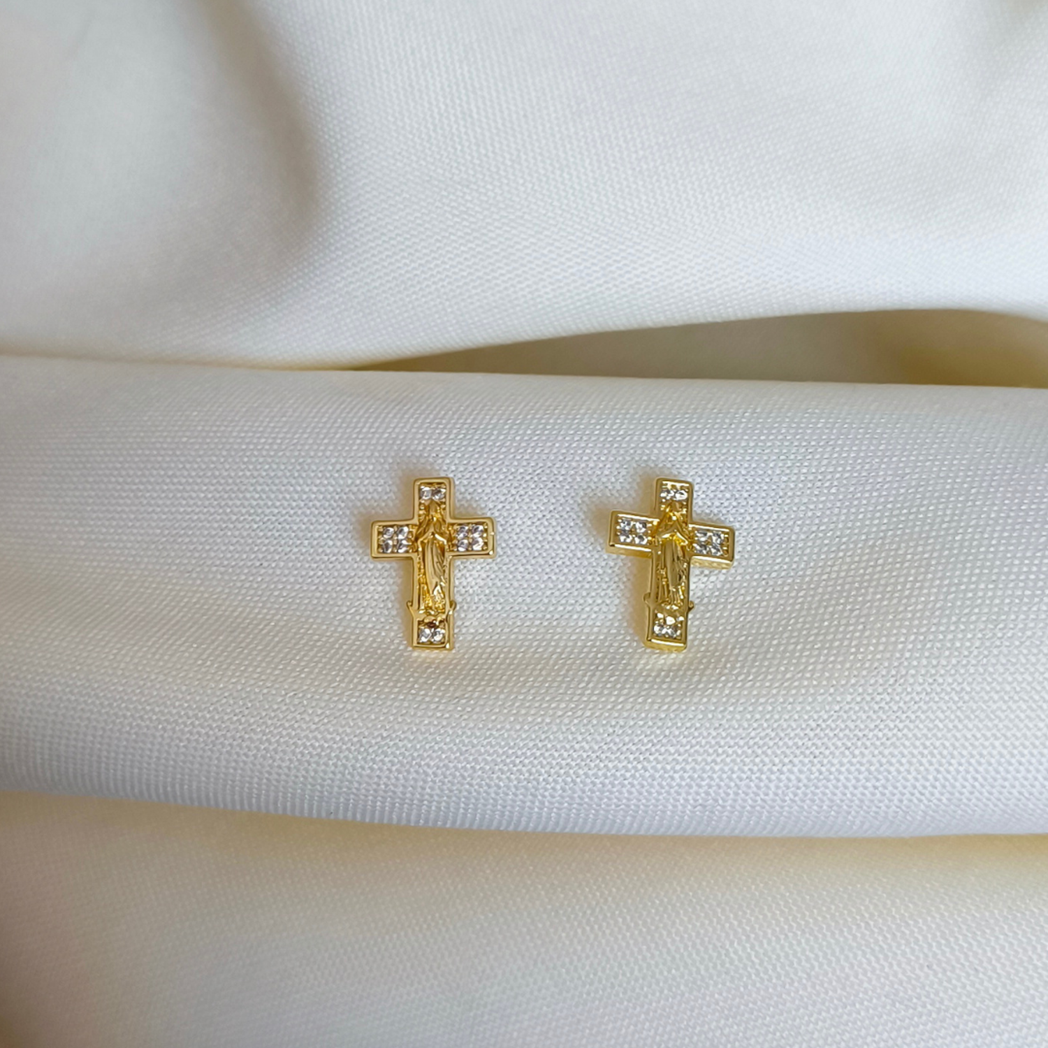 Aros cruz con circones laminado en oro-2