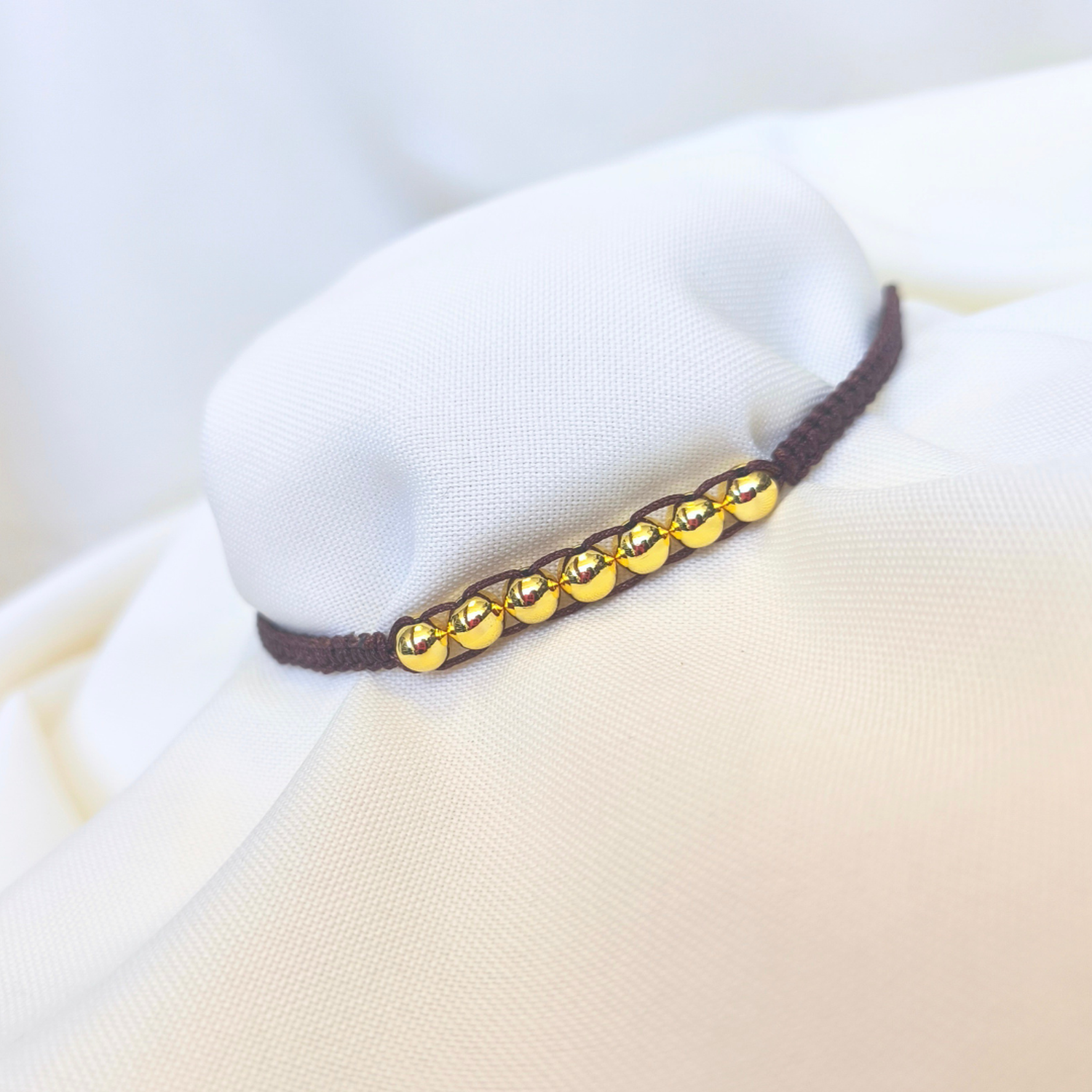 Pulsera macramé con balines bañados en oro-2