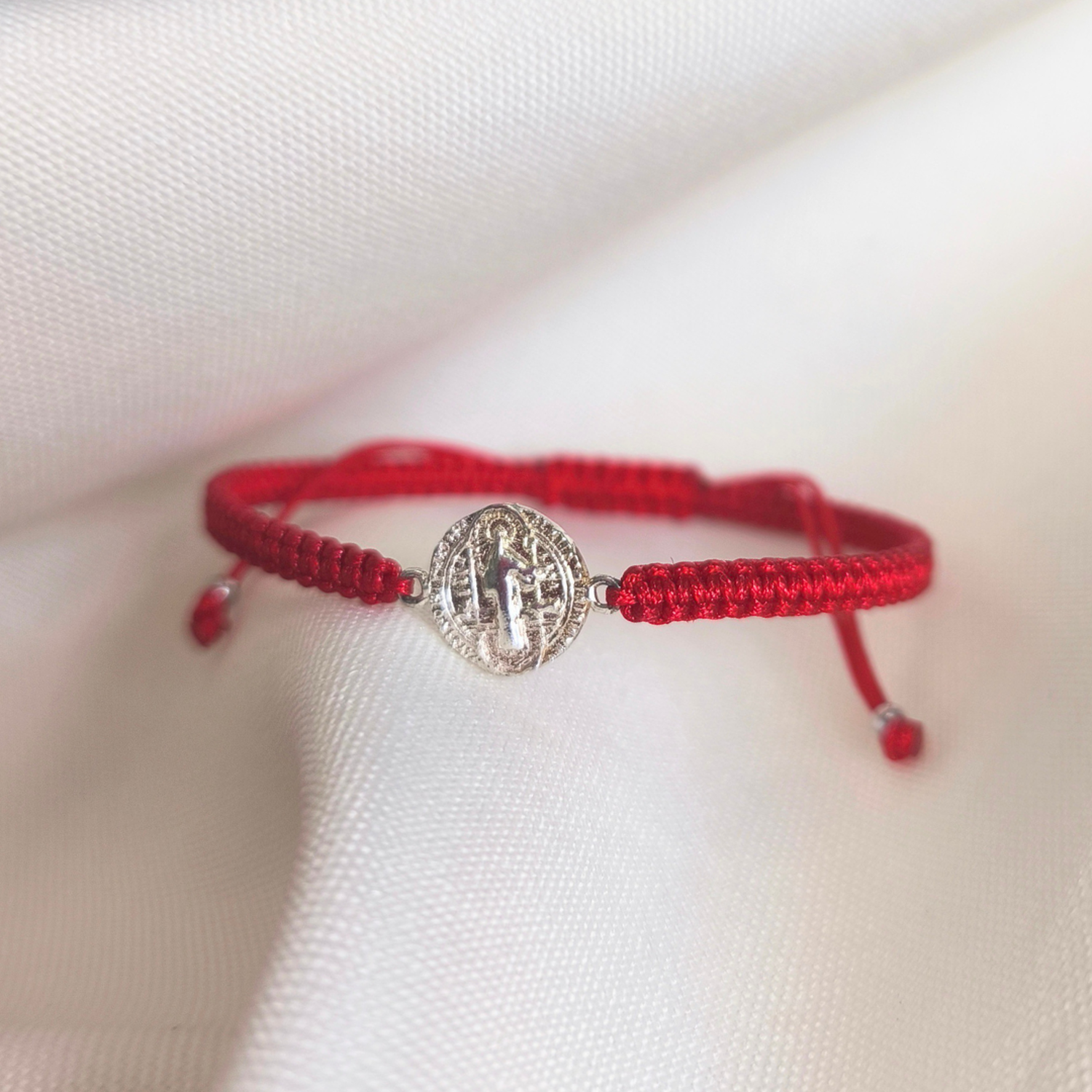 Pulsera de Protección San Benito – Macramé Rojo y Plata-2