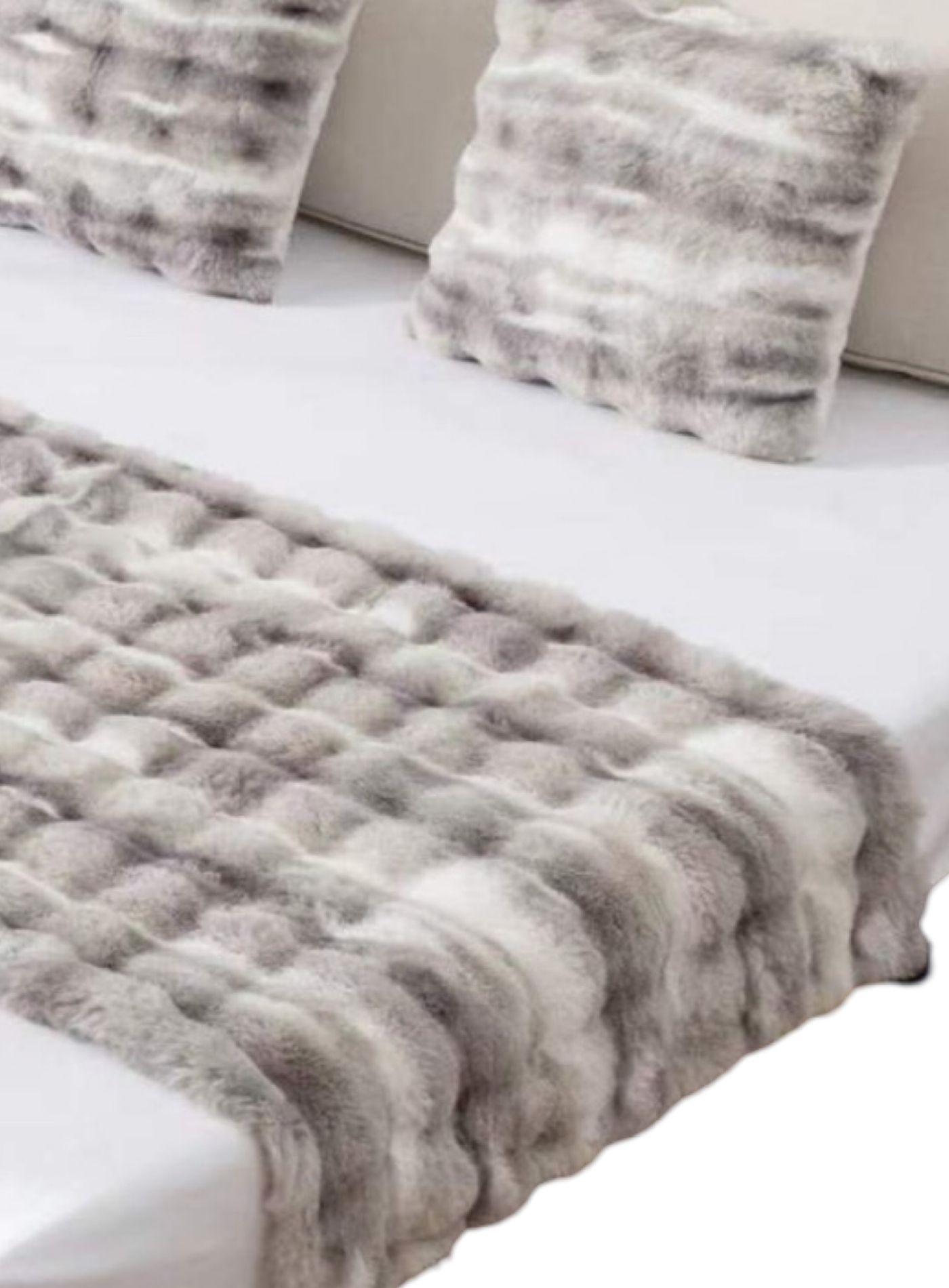 PIECERA DE CAMA ELEGANTE EXTRA SUAVE SIN FUNDAS DC21-1