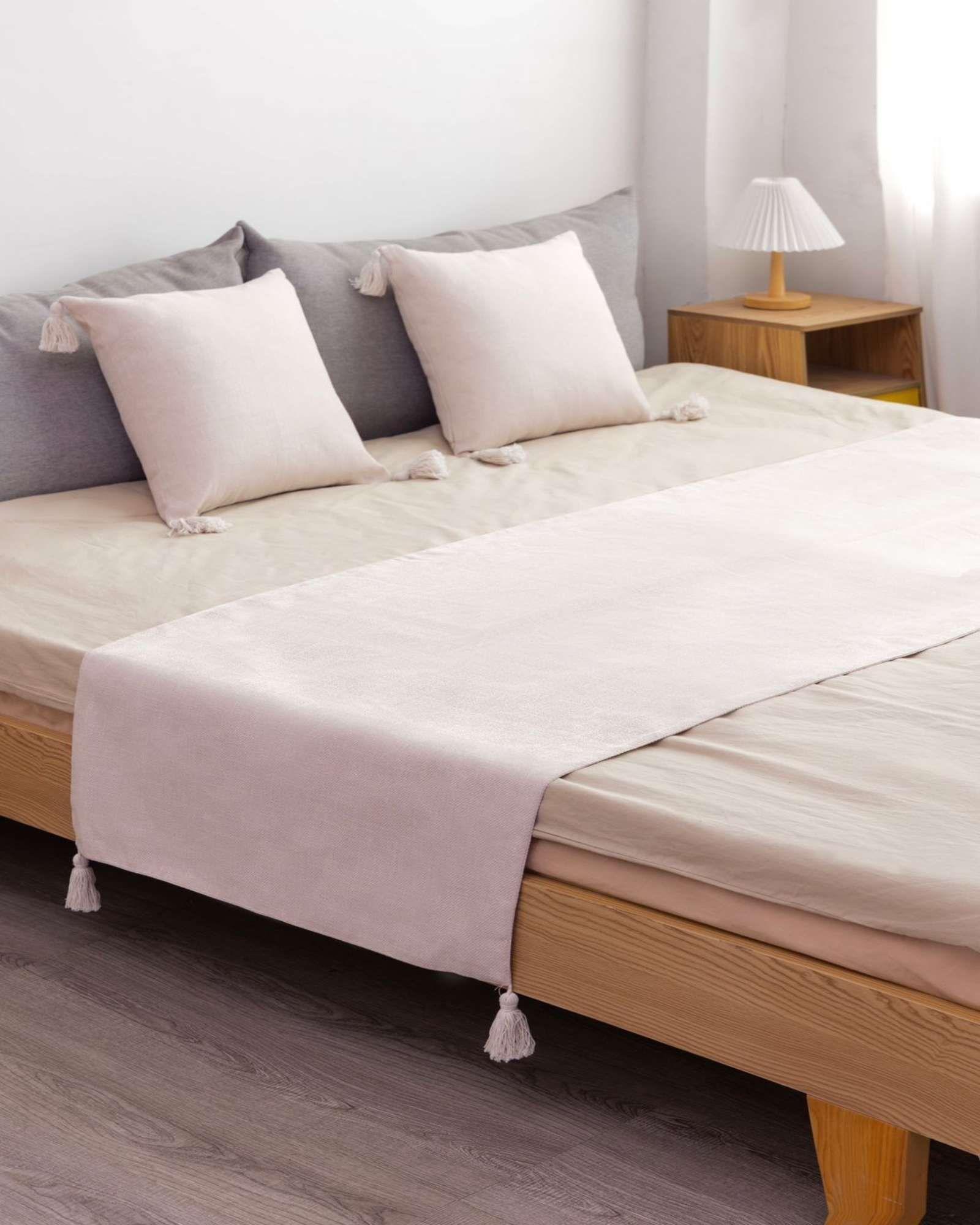 PIECERA SIN FUNDAS 2 PLAZAS CON POMPONES BEIGE-3