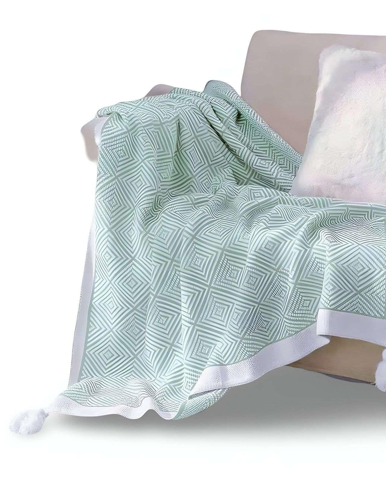 Mantas para sofas camas u oficinas con pompon 130x150 cm Verde-1