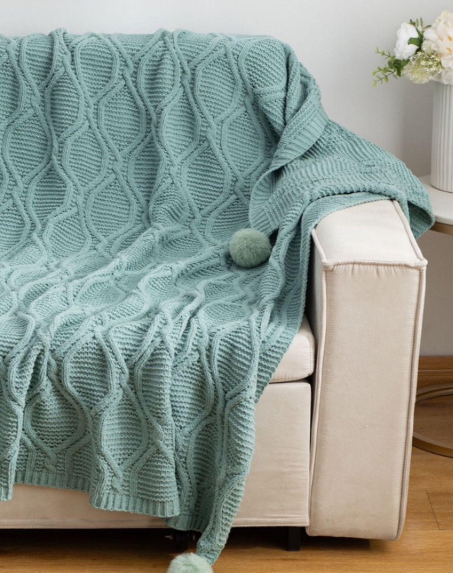 Manta de Lujo con Pompones, Ideal para Sofá o Cama D1-1