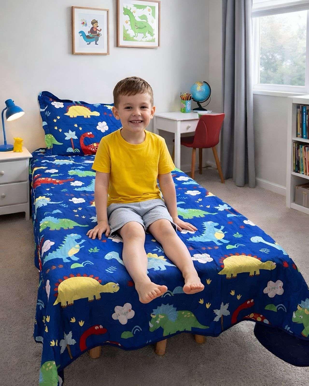 SET  DE CUBRECAMA MAS SABANA INFANTIL PLAZA Y MEDIA DINOSAURIO-0