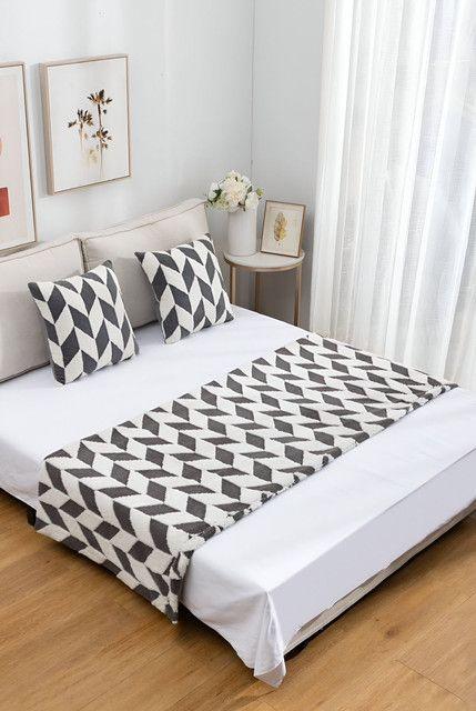 JUEGO DE PIECERA DE CAMA MAS 2 COJIN CON FUNDAS MODELO RASTROJAR NEGRO-0