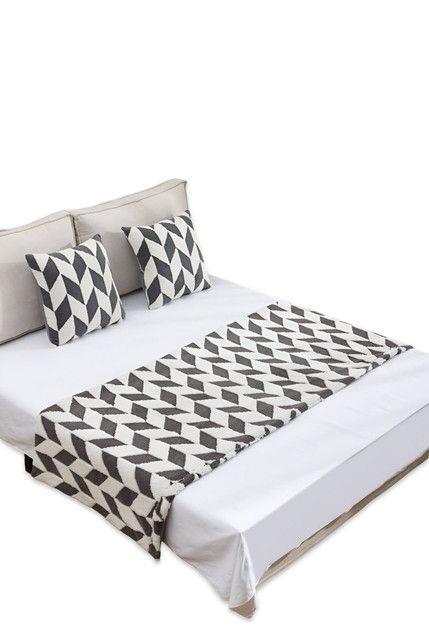 JUEGO DE PIECERA DE CAMA MAS 2 COJIN CON FUNDAS MODELO RASTROJAR NEGRO-2