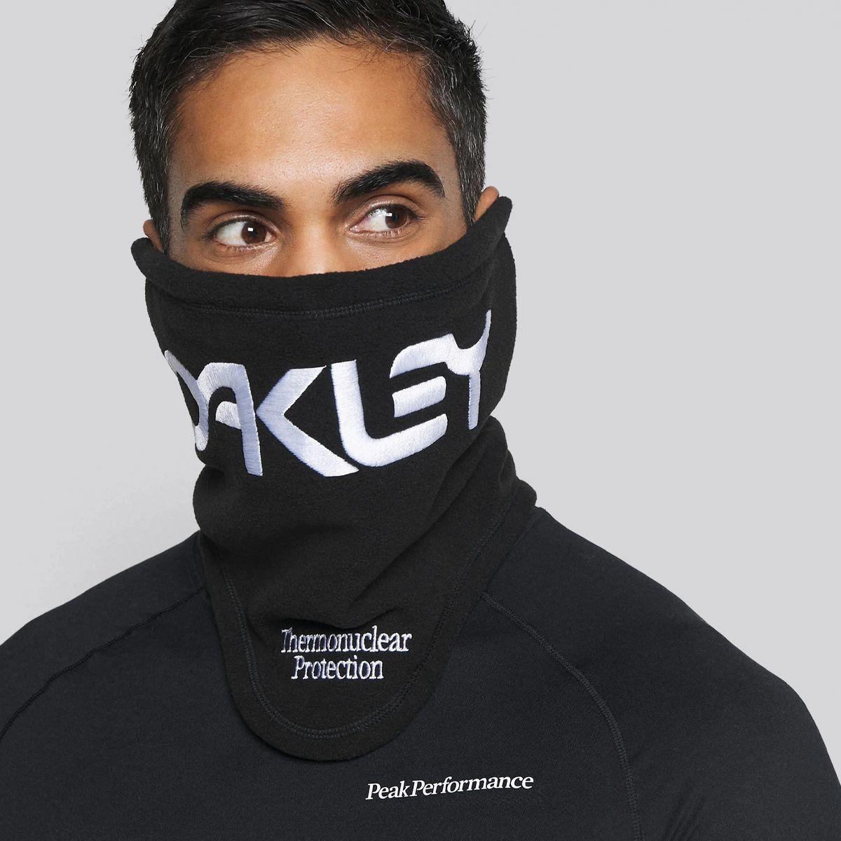 Cuello  TNP Oakley Blackout-3