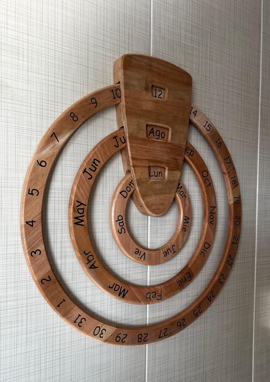 Calendario circular en madera de Lenga-1