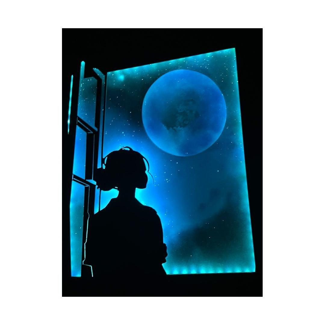 Cuadro Retroiluminado modelo Mujer en la Ventana B-4