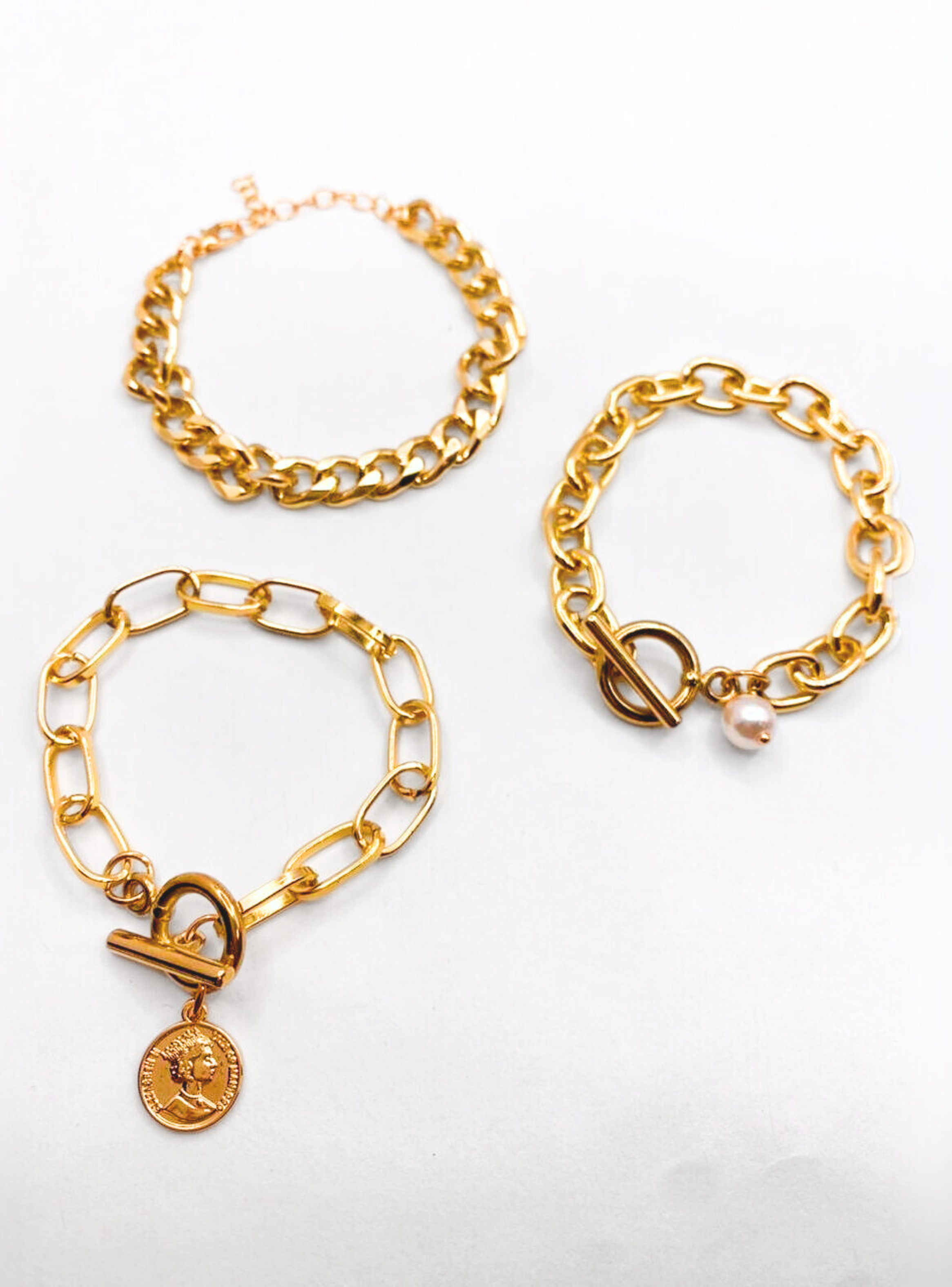 Pulsera Triple Perlas Y Medalla, cierre OT-2
