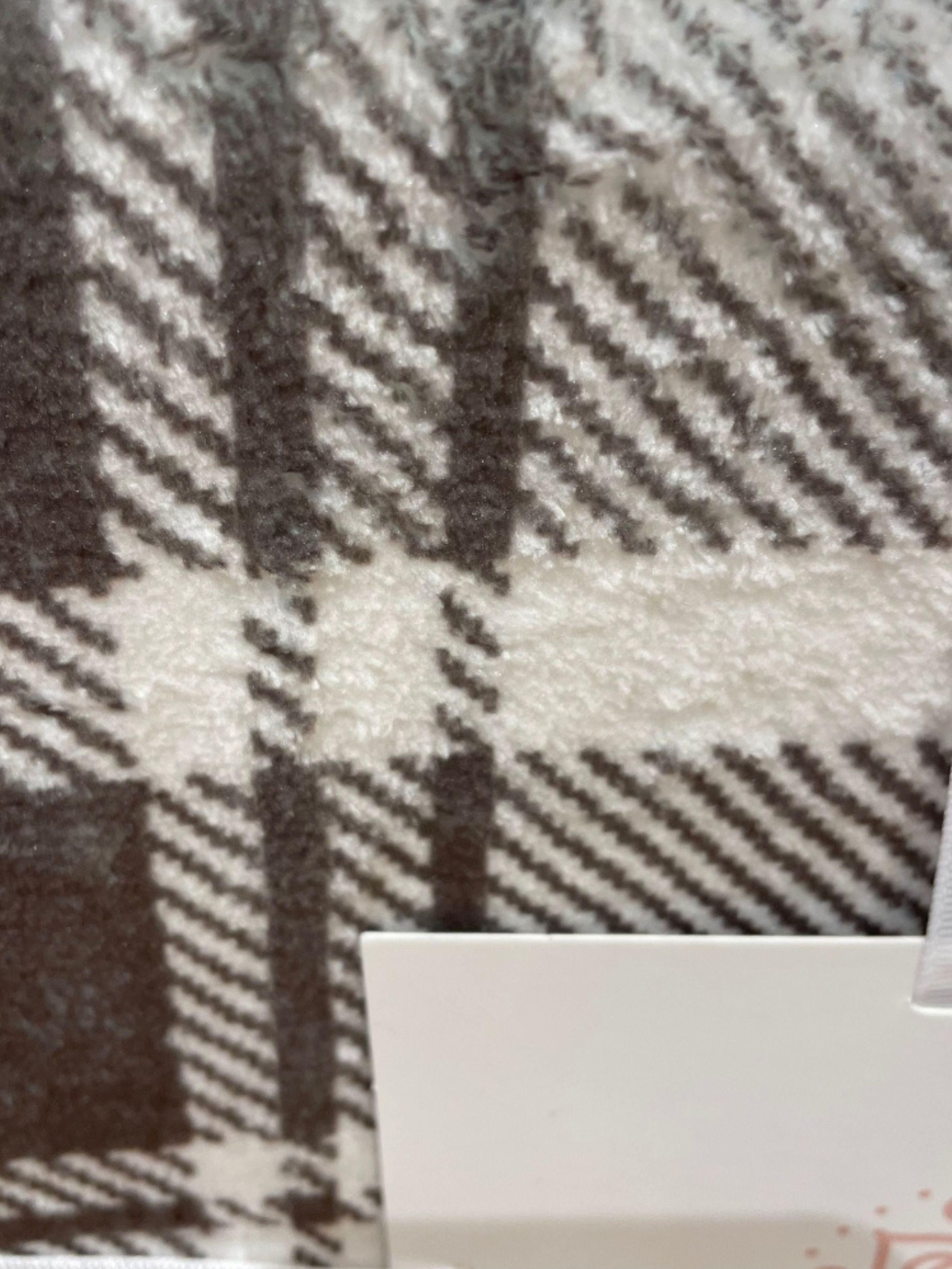 Manta Soft Tartan Gray – Elegancia Clásica y Suavidad Atemporal 150 cm x 200 cm-2