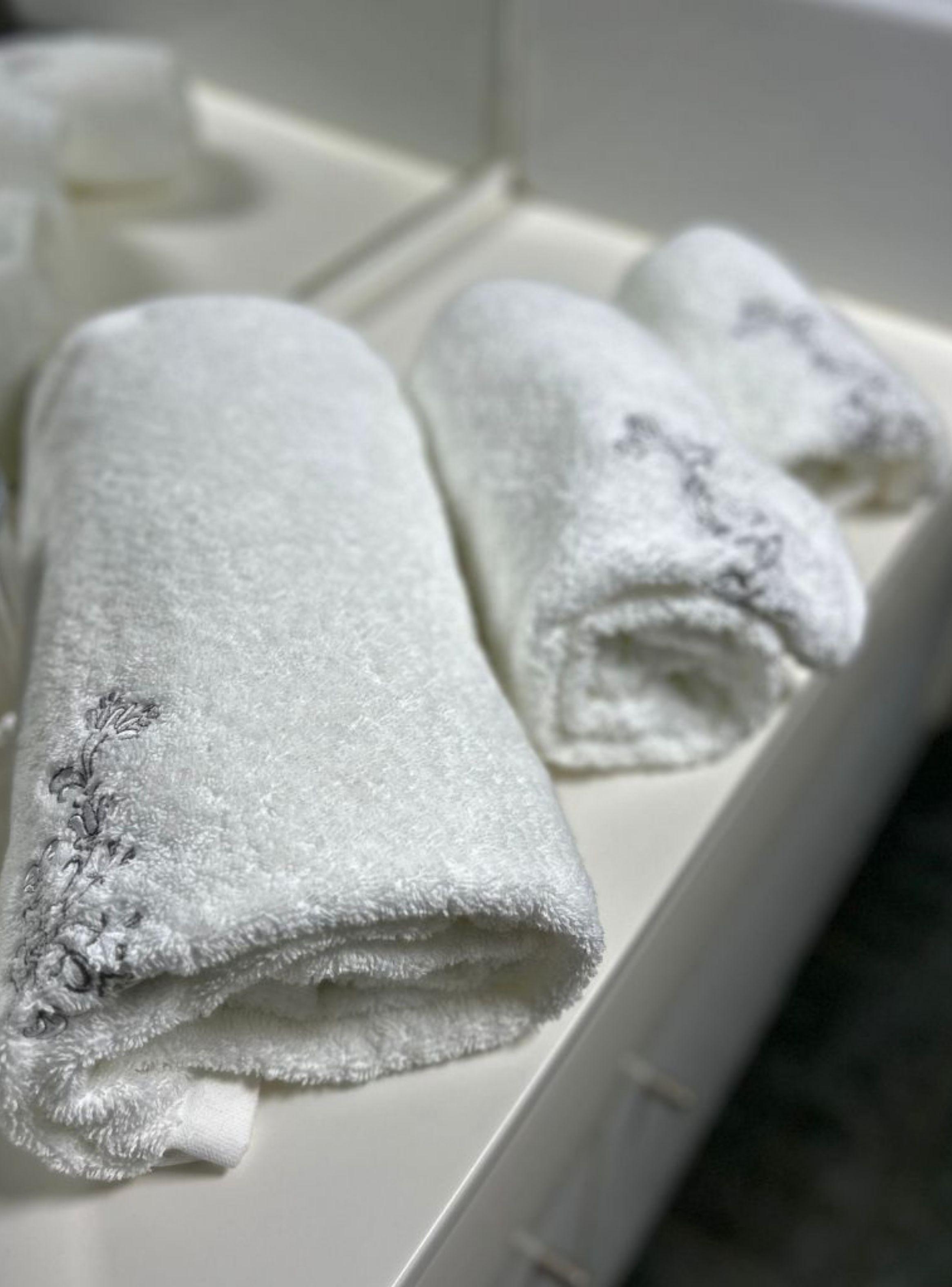 Set de 3 Toallas bordadas Algod n 550 GSM Gray 1 x tama o y Cortina de Bano Kenya-2