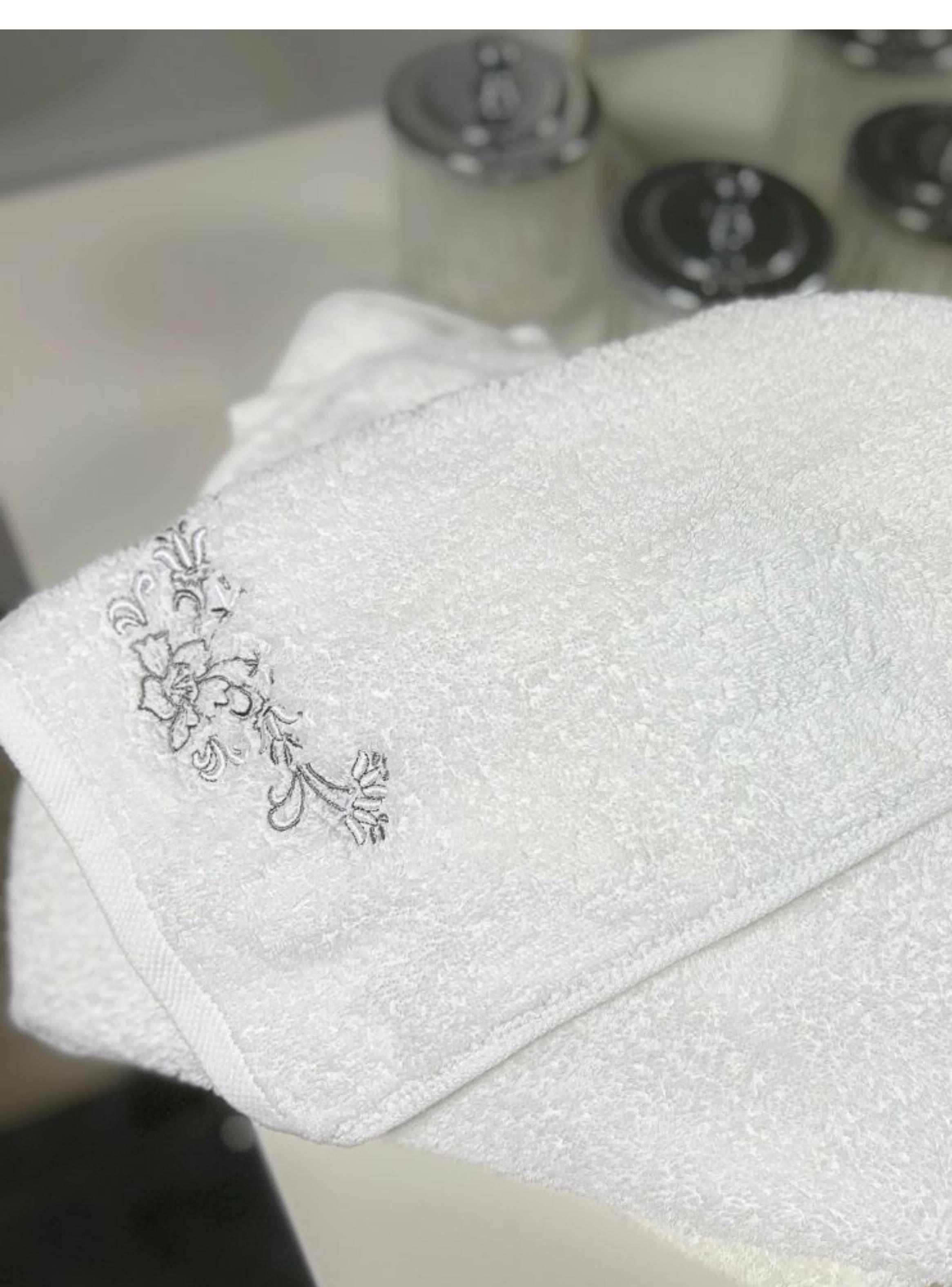 Set de 3 Toallas bordadas Algod n 550 GSM Gray 1 x tama o y Cortina de Bano Kenya-3