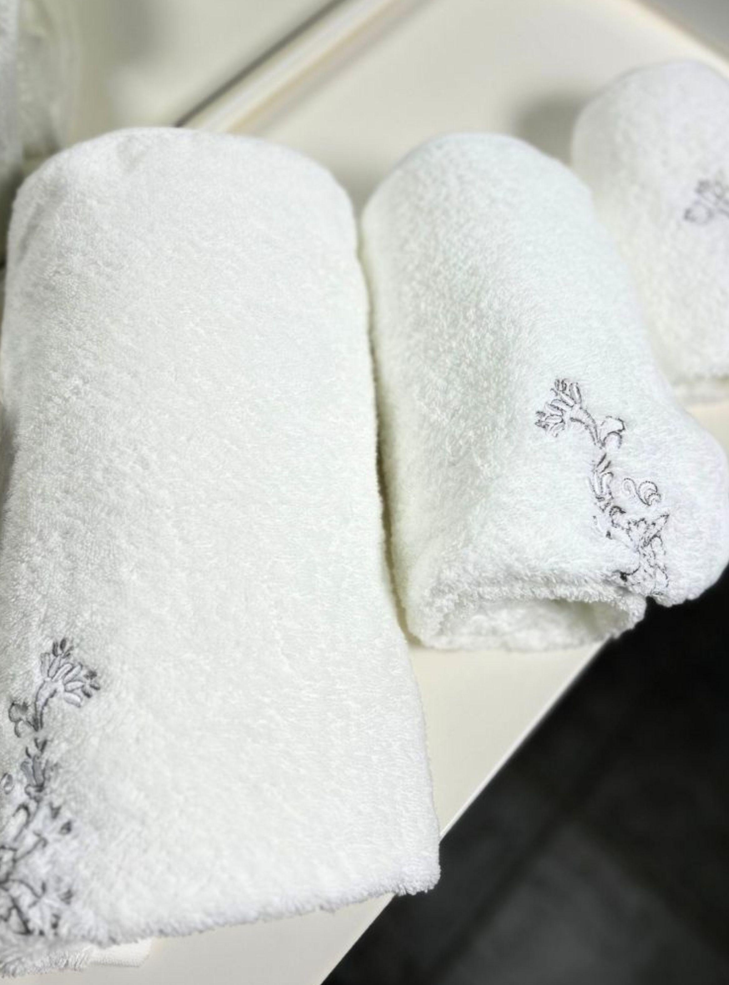 Set de 3 Toallas bordadas Algod n 550 GSM Gray 1 x tama o y Cortina de Bano Kenya-4