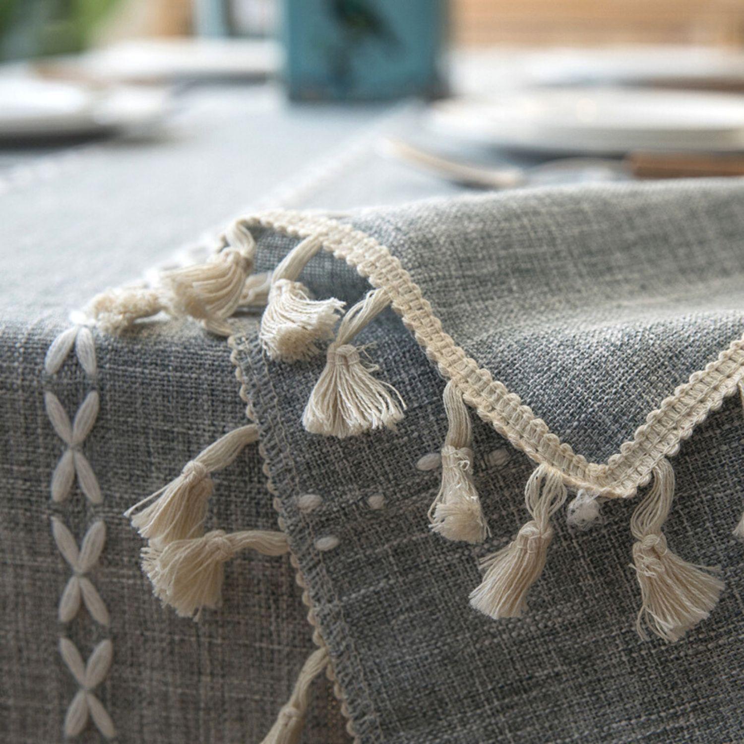 Mantel Rectangular Gris Piedra Con Bordados Lineales Blancos y Borlas 140x220-2
