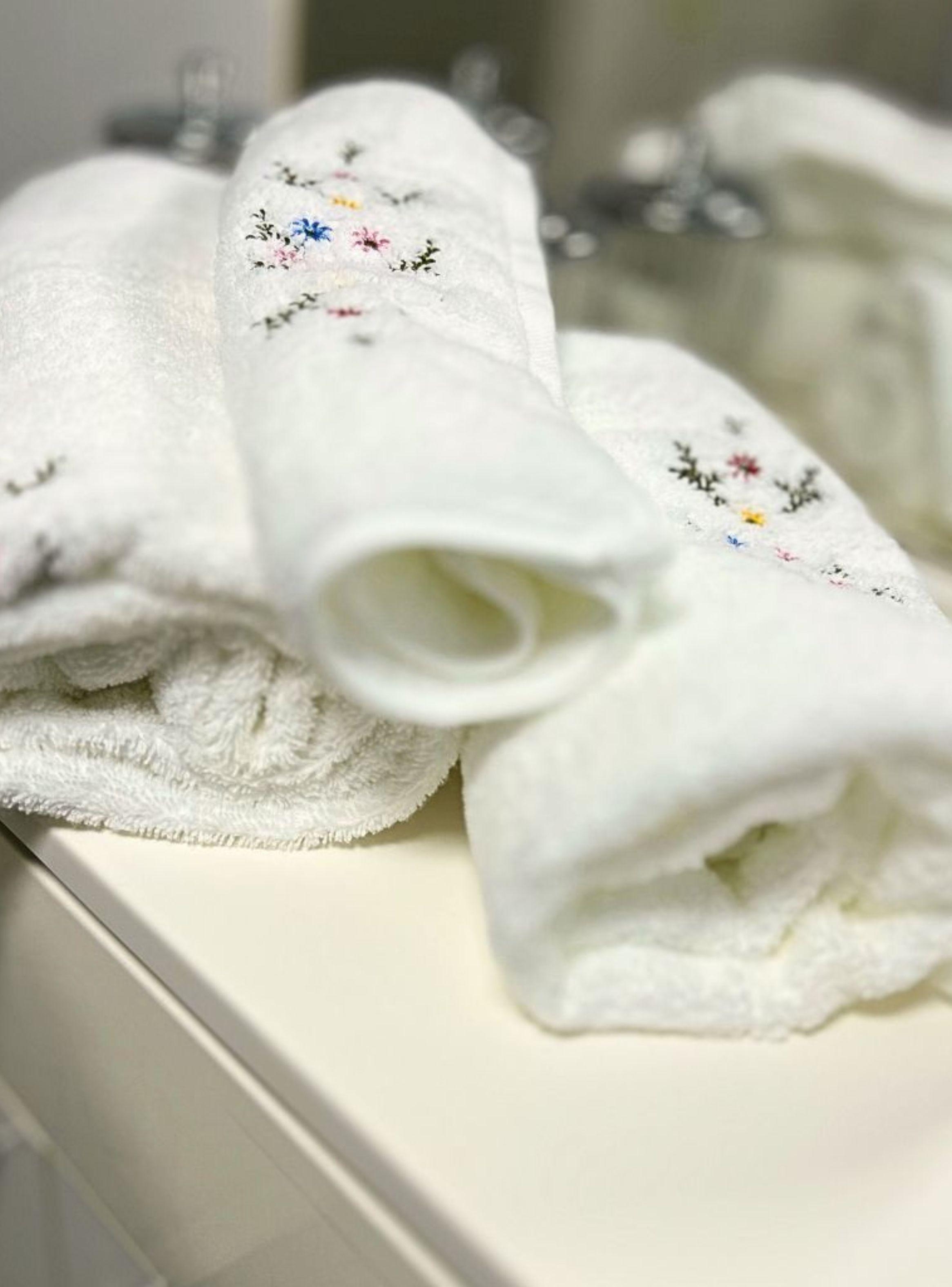 Set de 3 Toallas bordadas Algodon 550 GSM Floral 1 x tamagno y Cortina de Bagno Azzurro-2