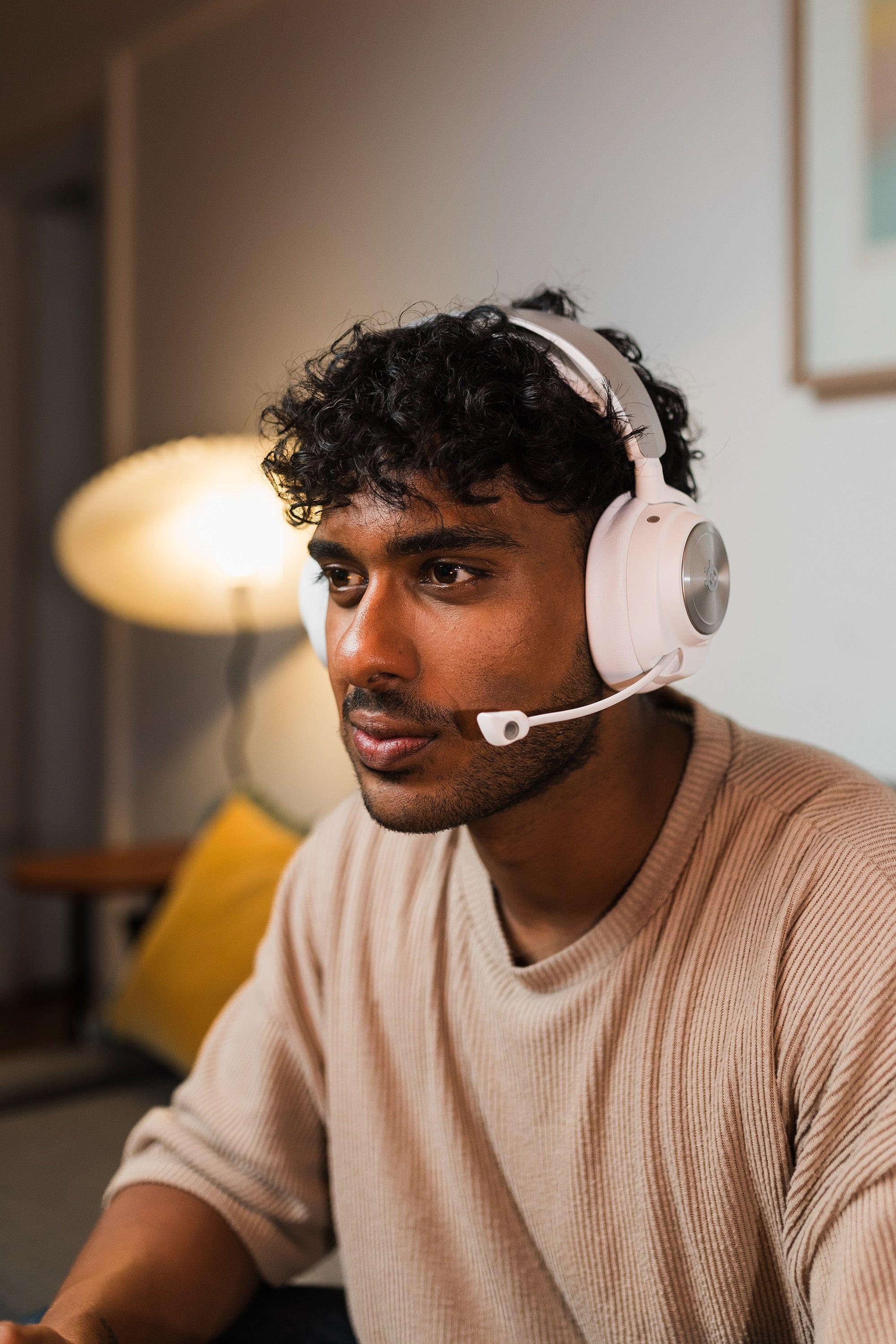 Audífonos Inalámbricos SteelSeries Arctis Nova Pro para PS5, PS4, PC, Switch - White-3