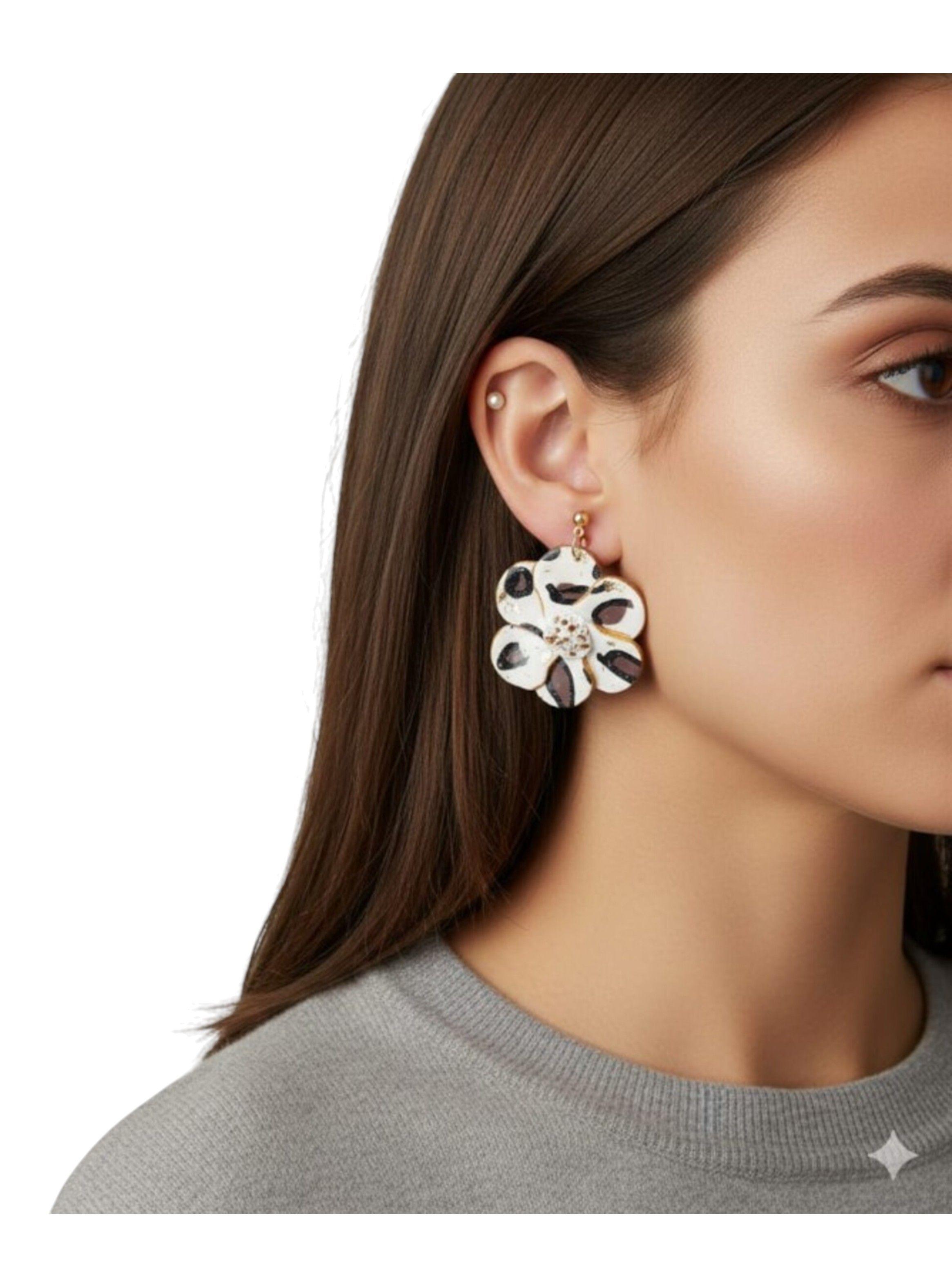 Aros Flor Artesanales en Arcilla Polimérica Blanco y Negro con Detalles Dorados-2