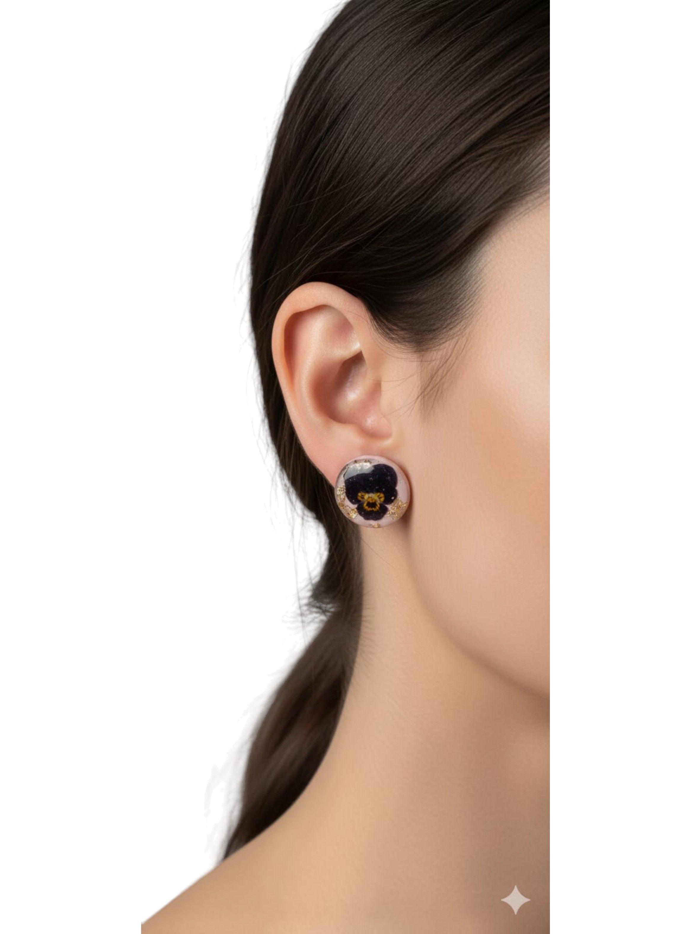 Aros Botón Artesanales con Flor Real y Brillos Dorados – Hechos a Mano-2