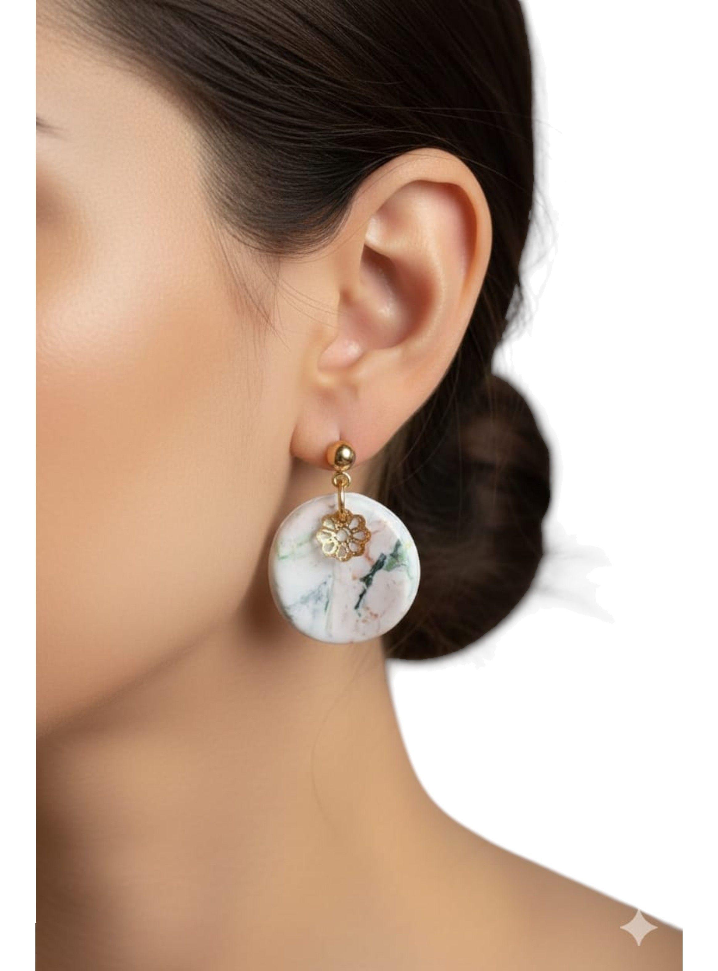 Aros Artesanales Mármol con Flor Dorada – Diseño Elegante-2