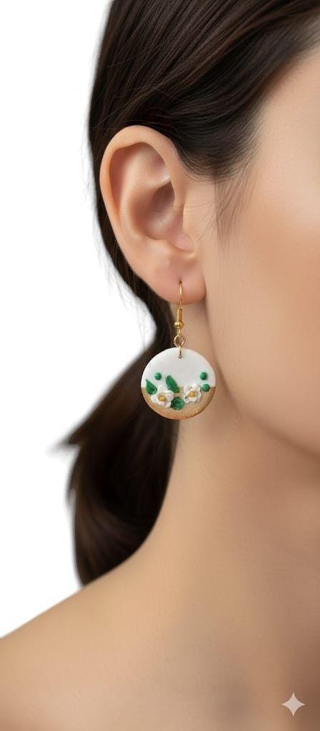Aros Flor Blanca Artesanal con Detalles en Verde y Dorado – Hechos a Mano | Livianos y Elegantes-2